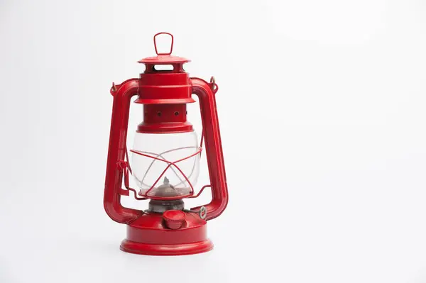 Beyaz arka planda dekoratif kırmızı fener