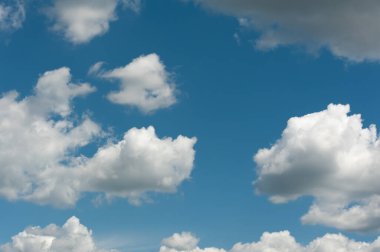 hacim kümülüs ve kabarık bulut güneş tarafından aydınlatılan güzel bir dağ şeklinde.