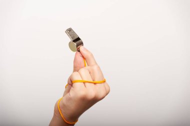 El, düdüğü adil bir oyun olarak tutar.