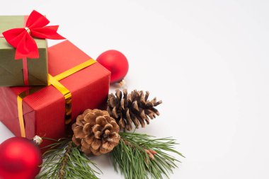 Noel ve Yeni Yıl kompozisyonu. Tatil ambalajlı hediye kutuları ve beyaz arka planda dekorasyonlar