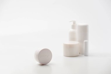 Lviv, Ukrayna - 04.02.2022: Ticari marka tasarımı için beyaz ve boş kozmetik kaplarının şablonu veya modeli