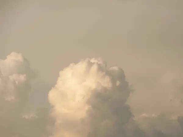 Çarpıcı, şehvetli, fırtına bulutlarıyla dolu bir gökyüzü..