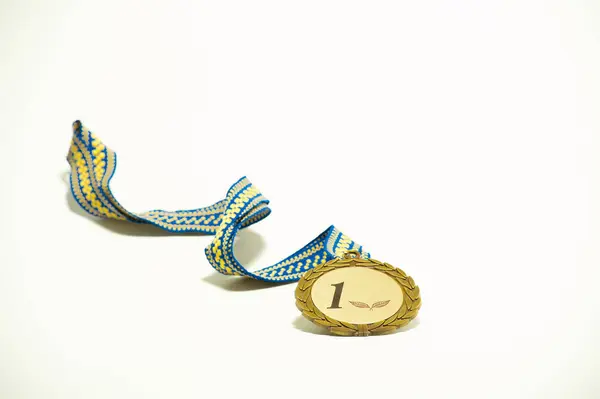 Hafif arka planda altın madalya