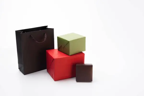 hediye kutuları ve paketler beyaz bir arkaplan üzerinde ambalaj