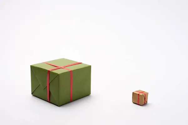 Beyaz arkaplanda izole edilmiş paketlenmiş hediye kutuları