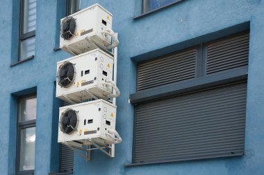 Endüstriyel buzdolabı duvarda.