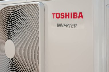 Lviv, Ukrayna - 09.10.2021: Toshiba klima açık hava ünitesi duvara kuruldu