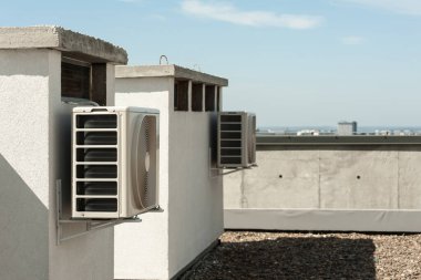 Duvara klima taktırdım.