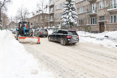 Lviv, Ukrayna - 02.13.2021: Anormal kar yağışı sonrasında şehir sokaklarının temizlenmesi