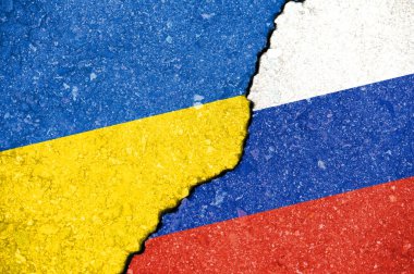 Ukrayna ve Rusya Federasyonu dokusunun ulusal bayraklarıyla asfalttaki çatlak