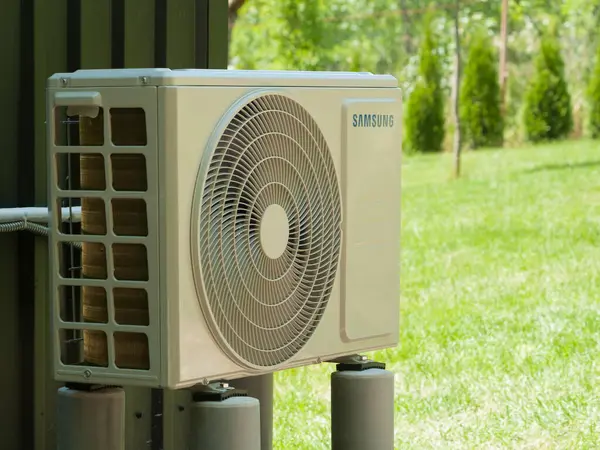 Lviv, Ukrayna - 06.24.2022: Sütunlara Samsung klima sistemi kuruldu