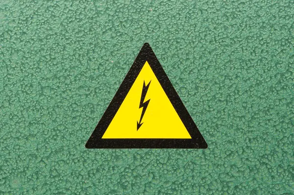 Yeşil metal zemin üzerinde 