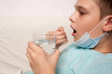 Bir gencin ilaç alma süreci