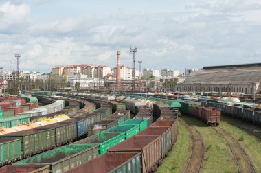 Lviv, Ukrayna - 10.07.2020: Yük vagonları ve tankları olan büyük bir tren istasyonu