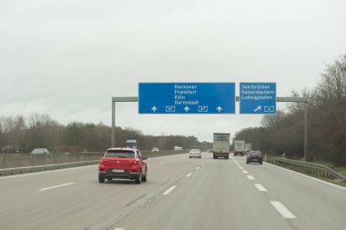 Viernheim, Almanya - 12.21.2018. Almanya 'da arabalı ve yol işaretli bir otoyol