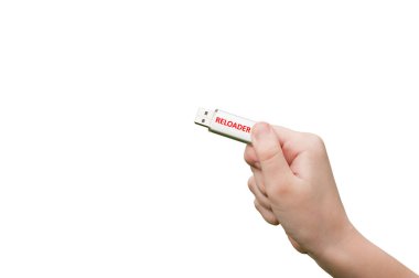 Beyaz arkaplanda yazılı bir flaş bellek tutan bir çocuğun izole edilmesi.