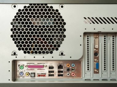 Bilgisayar sistemi biriminin arkası