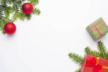 Beyaz arka planda Noel veya Yeni Yıl süslemeleri