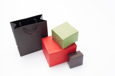 hediye kutuları ve paketler beyaz bir arkaplan üzerinde ambalaj