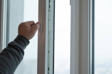 Erkek eli havalandırma veya pencere servisi için pencere açıyor