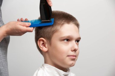 Kırpıcı kullanarak tapınaktan saç kesme işlemi.