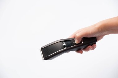 Beyaz arka planda insan elini tutan modern bir kablosuz teknoloji kırpıcısı.