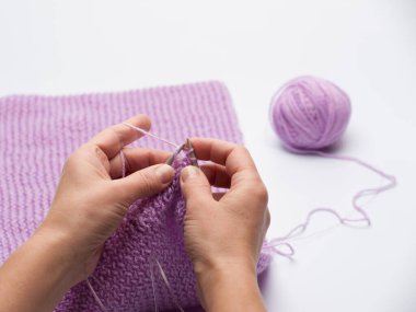 Evdeki örgü iğnelerinin elle örülme süreci.