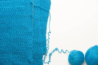 Örgü ürünün bir parçası beyaz arka planda örme sürecinde