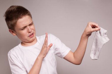 Çocuk pis çorap kokusundan uzak durur.