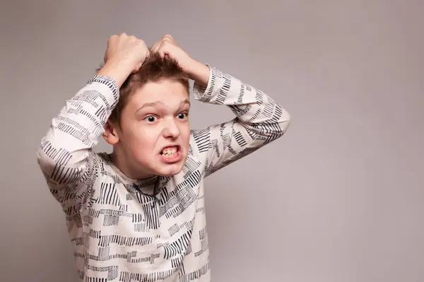 Saldırgan davranışlı bir çocuk.