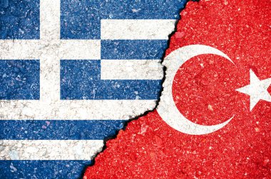 Yunanistan ve Türkiye 'nin asfalt yüzeyinin dokusunda aralarında çatlaklar bulunan ulusal bayrakları