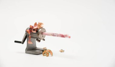 Bir bileyicide kırıntılı bir not enflasyonu ve paranın değerini sembolize eder.