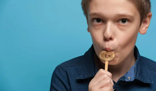 Çocuk bitcoin lolipopunu yalayıp yalıyor. Madencilik ya da kazanç kavramı