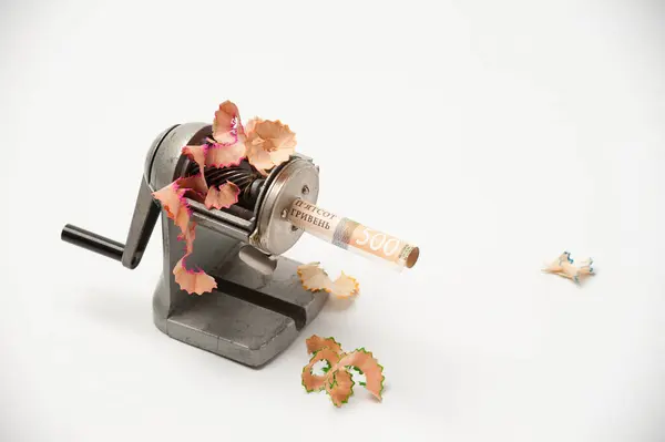 Bir bileyicide kırıntılı bir not enflasyonu ve paranın değerini sembolize eder.