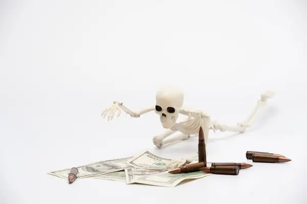 Silahlar, para ve beyaz arka planda insan iskeleti