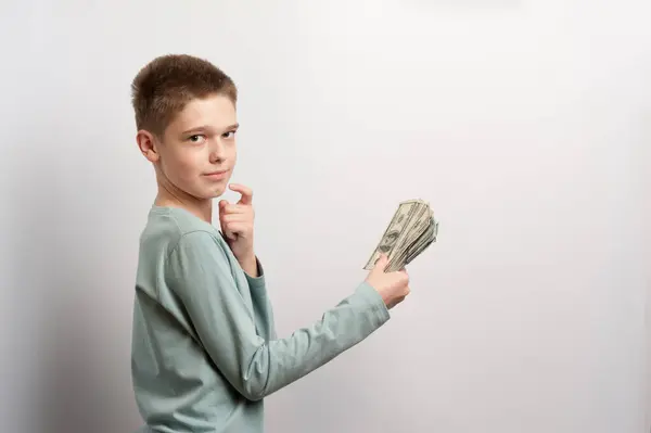 Çok parası olan düşünceli bir çocuk.