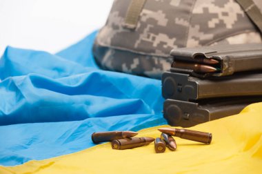 Ukrayna askeri cephaneliği ve Ukrayna bayrağı. Askeri saldırganlığa direnişin sembolü.