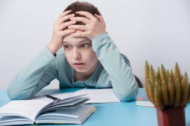 Evde öğrenim görürken aşırı yüklenmiş bir çocuk.