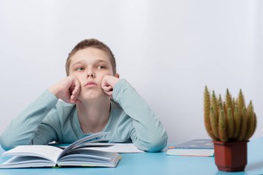 Çocuk bir görev düşünüyor.