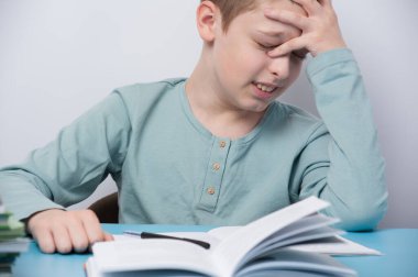 Evde öğrenim görürken aşırı yüklenmiş bir çocuk.