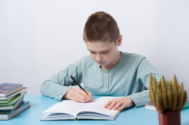 Bir öğrenci ödevini defterde tamamlar.