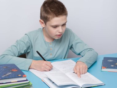 Bir öğrenci ödevini defterde tamamlar.