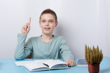 Örnek bir öğrenci çevrimiçi öğrenim sırasında soruları cevaplamak için inisiyatif alır