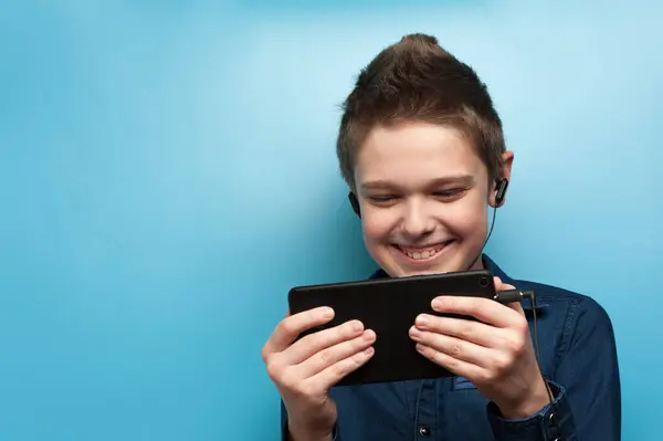 Kafkasyalı çocuk elinde tabletle internette geziniyor.