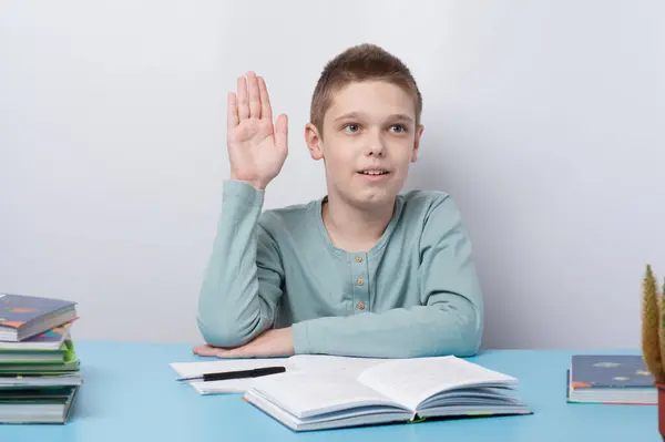 Örnek bir öğrenci çevrimiçi öğrenim sırasında soruları cevaplamak için inisiyatif alır