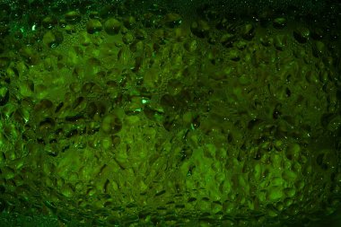 Cam yüzey sarı sıvı damlalarıyla kaplı.