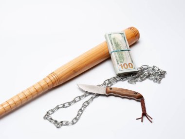 Beyaz arka planda gangster envanteri ve özellikleri