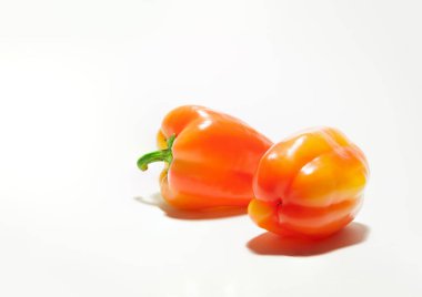 Fotokopi alanı olan beyaz arka planda taze turuncu dolma biber.