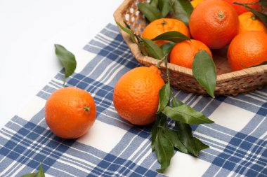 Bir düzine taze olgun ve sulu mandallı ve damalı kumaş yapraklı.