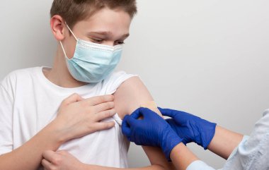 İğneden sonra çocuğun koluna yapıştırıcı yapıştırıcı sürmüş.